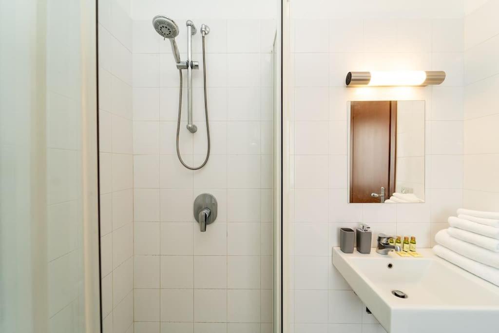 5 Giornate Apt Con Terrazzo E Garage Privato Milaan Buitenkant foto